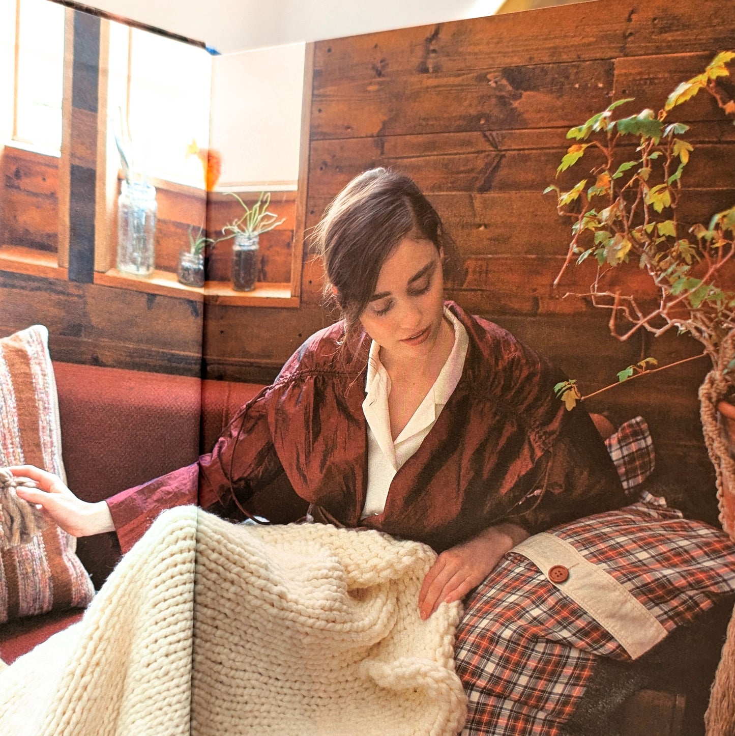 Chic & Simple Chunky Knits: For Arm Knitting, Needles & Crochet: Make Elegant Scarves, Bags, Caps, Blankets and More! (Includes 23 Projects)