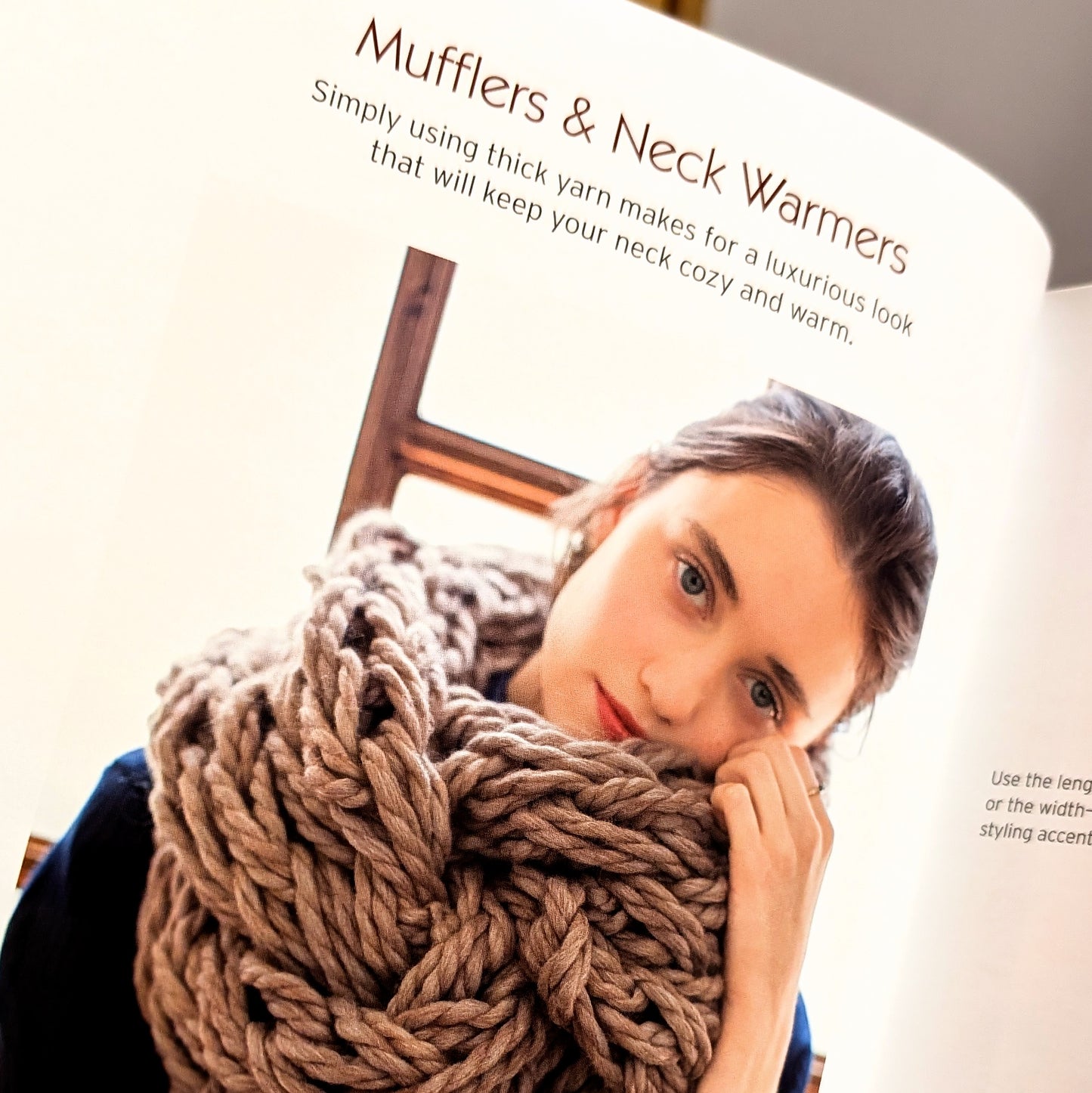 Chic & Simple Chunky Knits: For Arm Knitting, Needles & Crochet: Make Elegant Scarves, Bags, Caps, Blankets and More! (Includes 23 Projects)