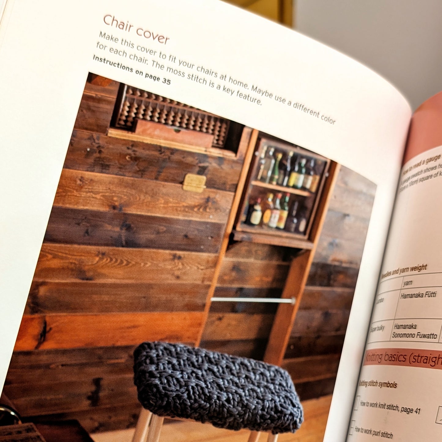 Chic & Simple Chunky Knits: For Arm Knitting, Needles & Crochet: Make Elegant Scarves, Bags, Caps, Blankets and More! (Includes 23 Projects)