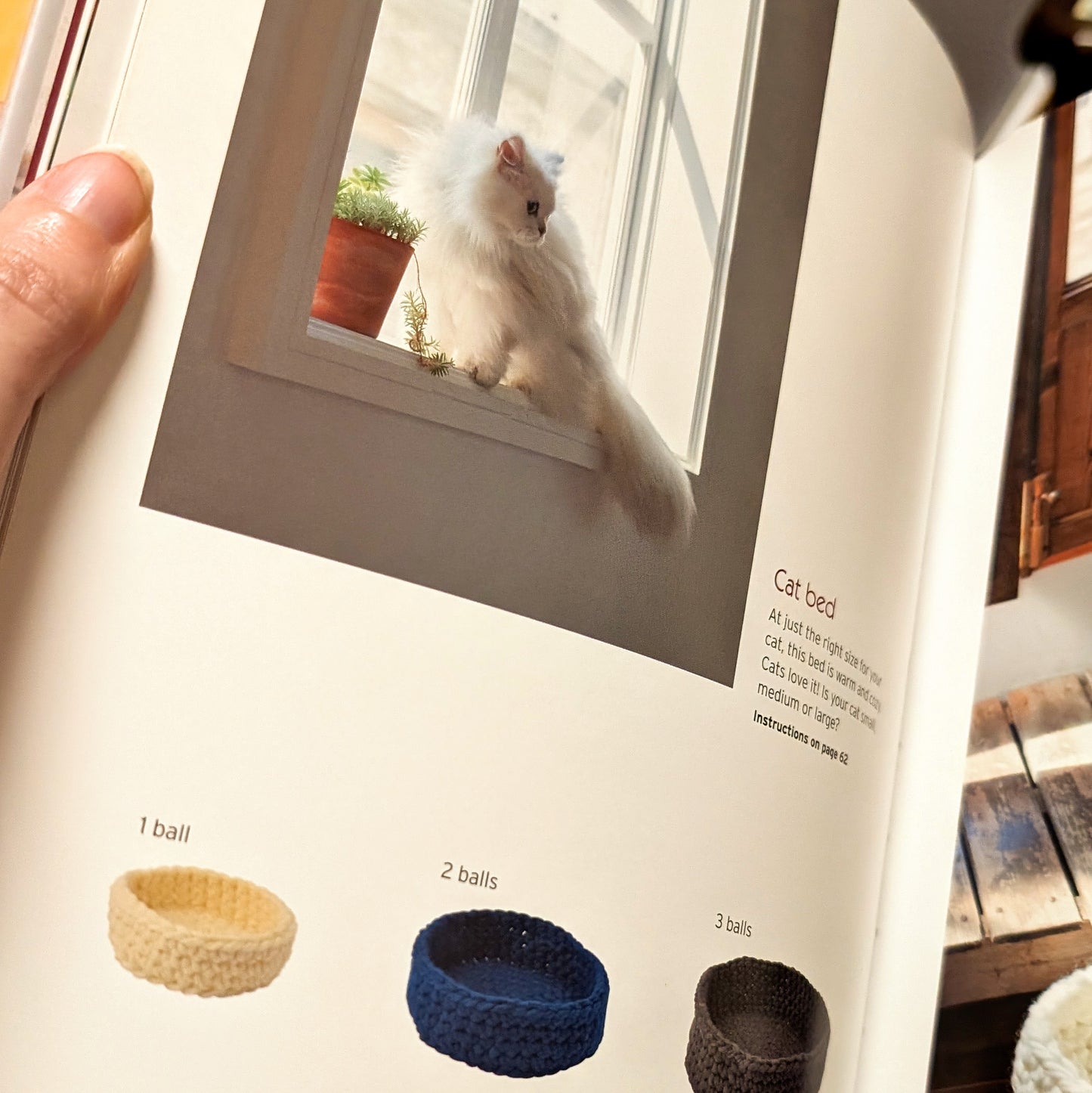 Chic & Simple Chunky Knits: For Arm Knitting, Needles & Crochet: Make Elegant Scarves, Bags, Caps, Blankets and More! (Includes 23 Projects)