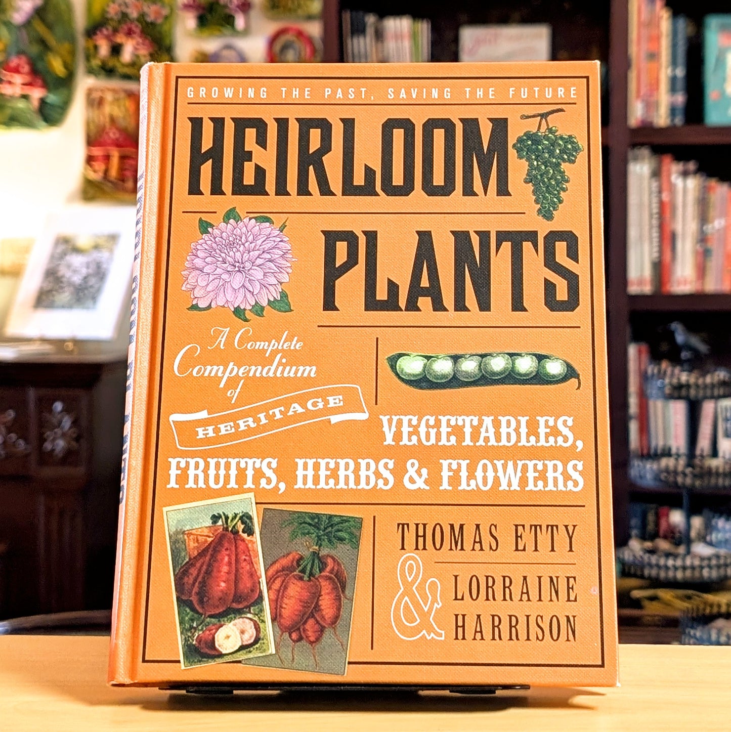 Heirloom Plants: A Complete Compendium of Heritage Vegetables, Fruits, Herbs & Flowers