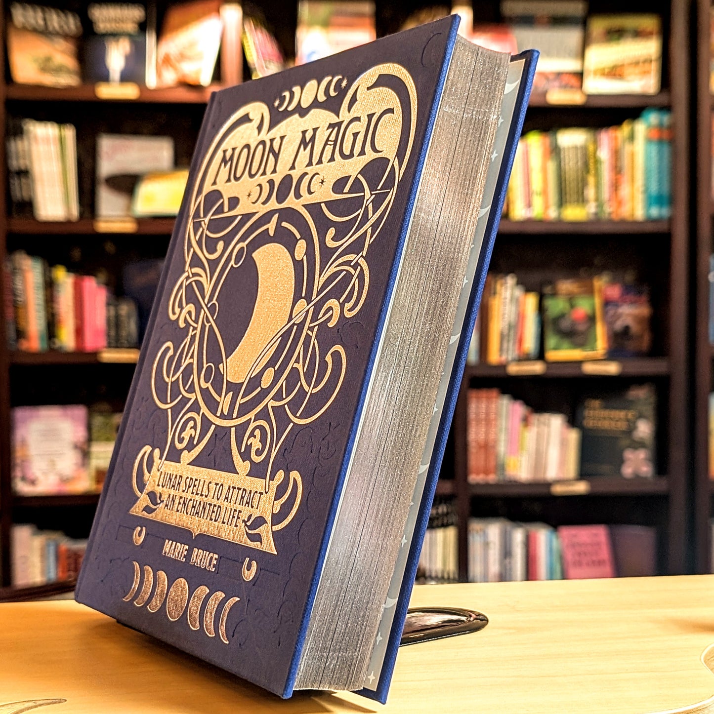 Moon Magic: Lunar spells to attract an enchanted life (Mystic Archives)