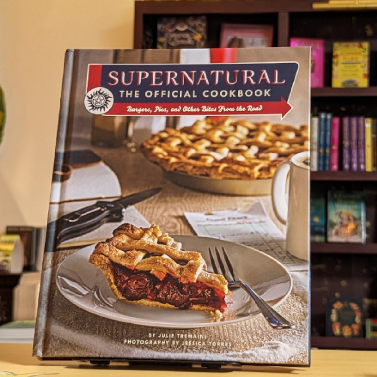 Supernatural: The Official Cookbook: Burgers, Pies, and Other Bites from the Road (Science Fiction Fantasy)