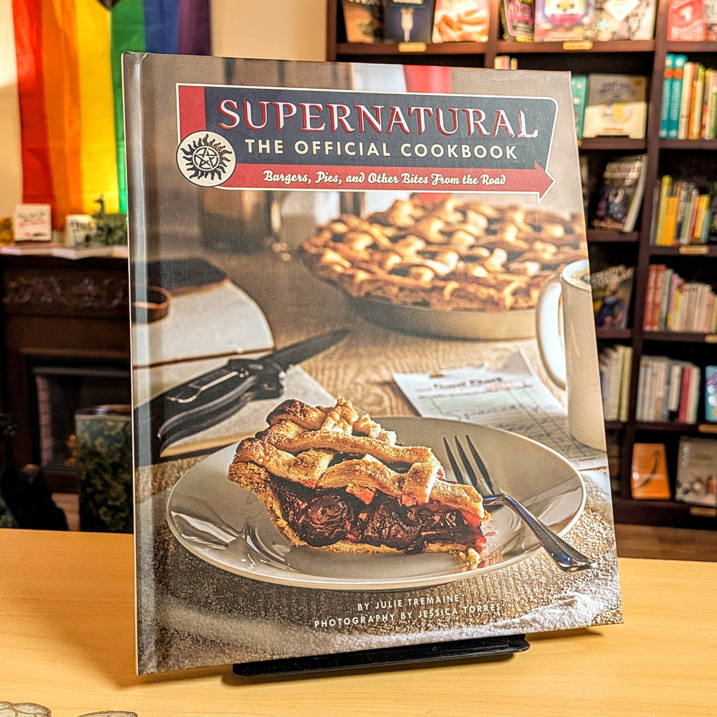 Supernatural: The Official Cookbook: Burgers, Pies, and Other Bites from the Road (Science Fiction Fantasy)