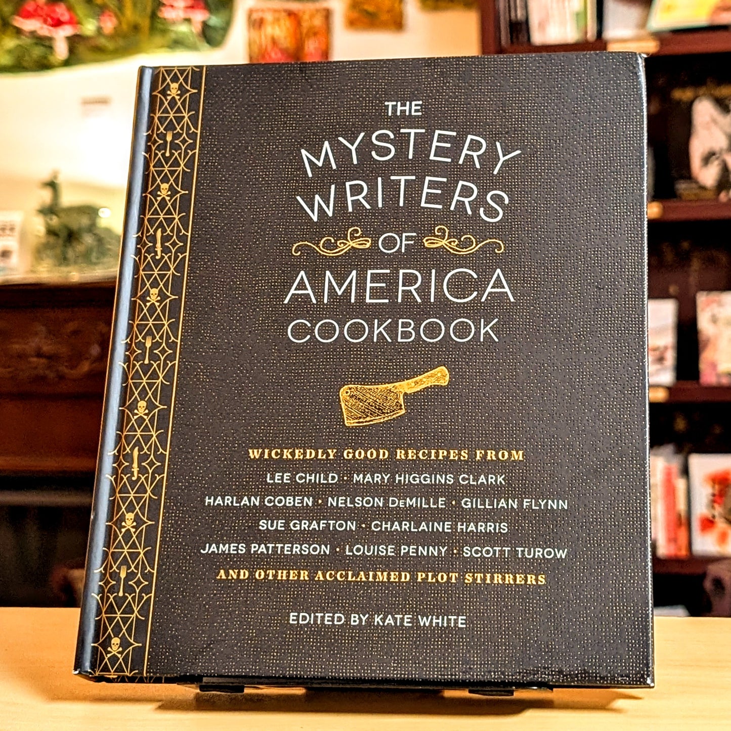 The Mystery Writers of America Cookbook: Wickedly Good Meals and Desserts to Die For