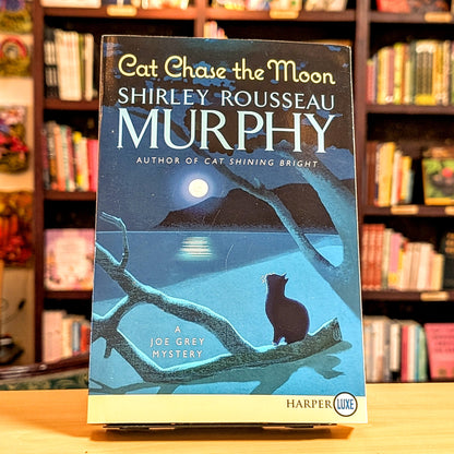 Cat Chase the Moon: A Joe Grey Mystery (Joe Grey Mystery Series)