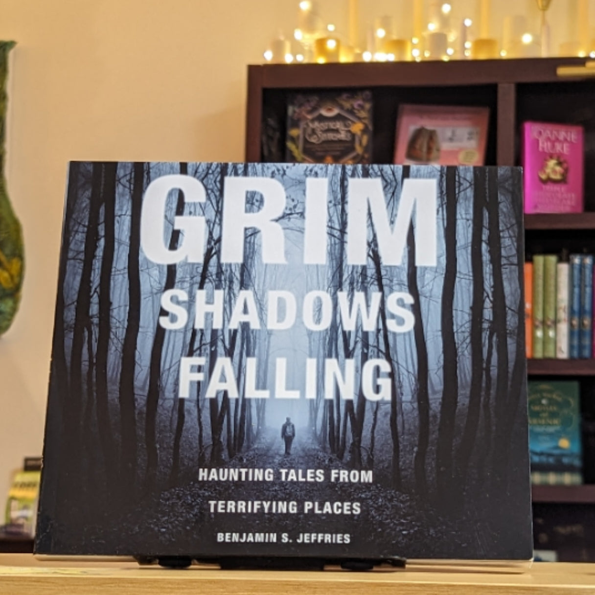 Grim Shadows Falling: Haunting Tales from Terrifying Places: Haunting Tales from Terrifying Places