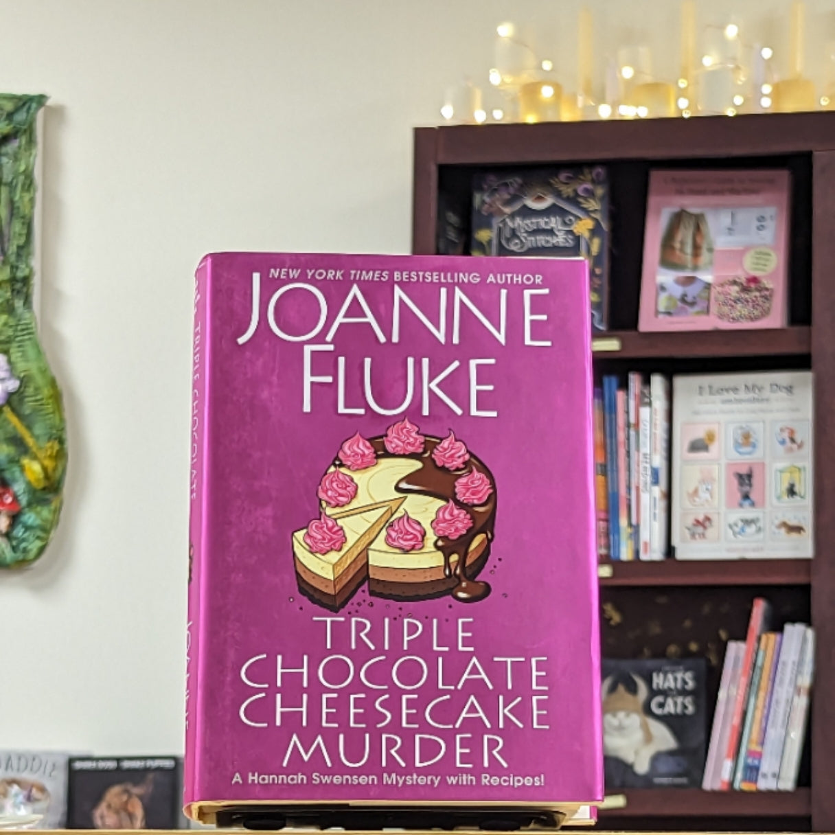 Triple Chocolate Cheesecake Murder: An Entertaining & Delicious Cozy Mystery with Recipes (A Hannah Swensen Mystery)