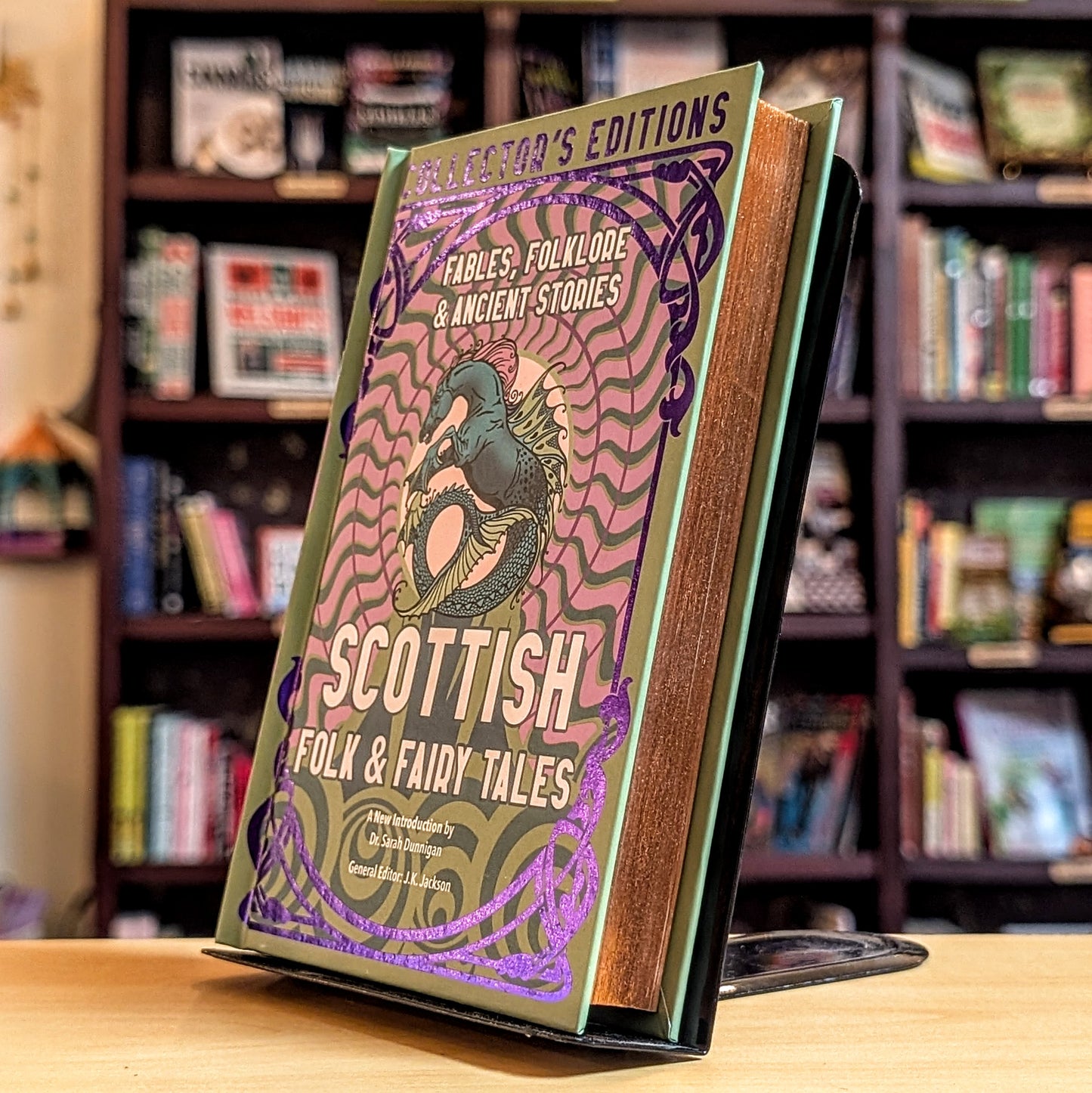 Scottish Folk & Fairy Tales: Ancient Wisdom, Fables & Folkore (Flame Tree Collector's Editions)